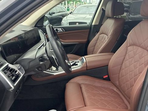 Used 2025 BMW X7 xDrive40i w/ Premium Package AWD/4WD image 3