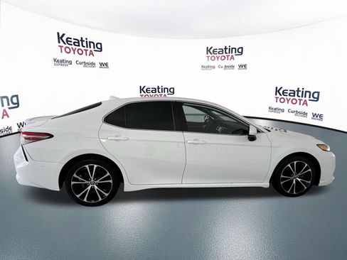 Used 2020 Toyota Camry SE FWD image 3