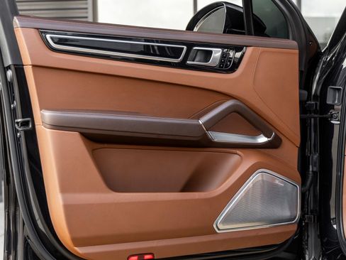 Certified 2021 Porsche Cayenne Turbo S AWD/4WD image 19