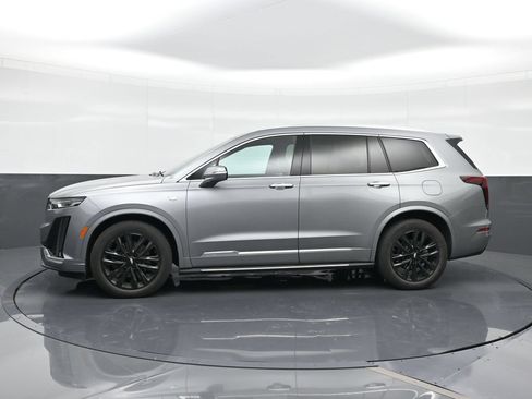 Used 2024 Cadillac XT6 Luxury FWD image 3