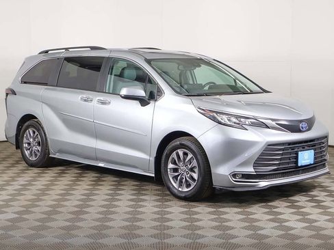 Used 2023 Toyota Sienna XLE w/ XLE Plus Package image 60