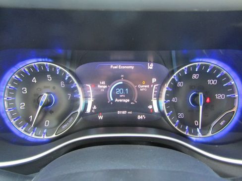 Used 2021 Chrysler Pacifica Touring-L FWD image 27