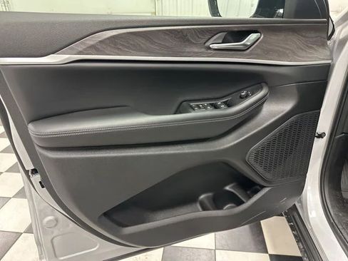 Used 2026 Jeep Grand Cherokee Altitude AWD/4WD image 17