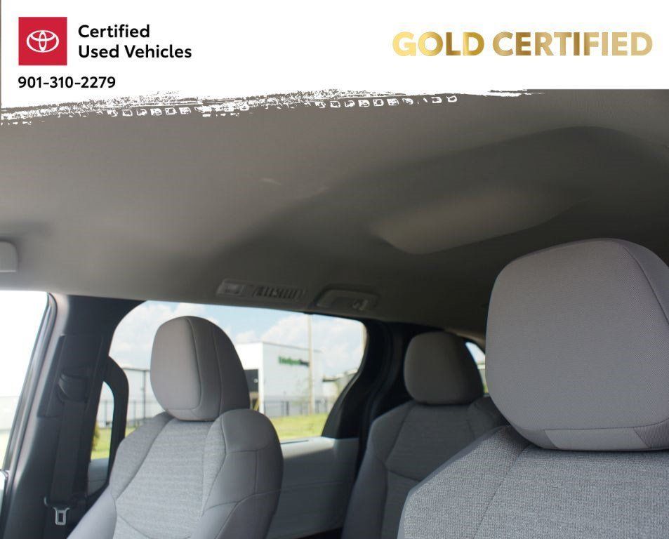 Used 2026 Toyota Sienna LE FWD image 6
