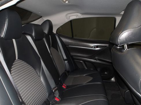Used 2020 Toyota Camry SE w/ Convenience Package FWD image 18
