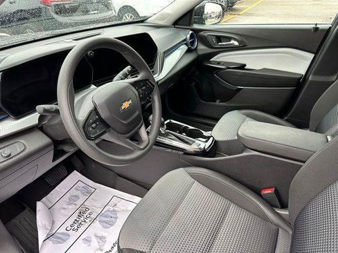 Used 2025 Chevrolet Trax LT FWD image 30