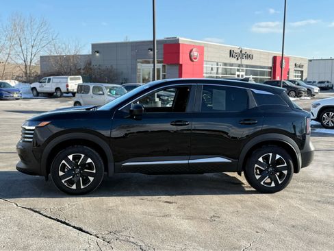 Used 2025 Nissan Kicks SV image 4