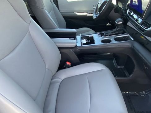 Certified 2025 Toyota Sienna XLE FWD image 17
