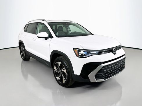 Used 2025 Volkswagen Taos SE w/ Panoramic Sunroof Package AWD/4WD image 3