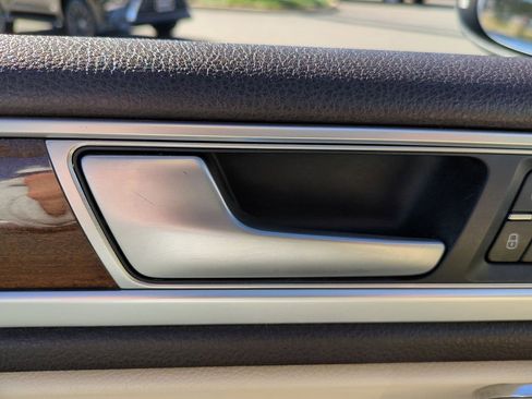 Used 2016 Volkswagen Touareg Sport image 14