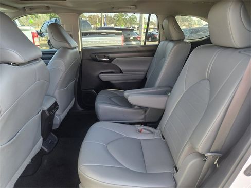 Used 2022 Toyota Highlander XLE image 12