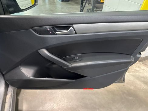 Used 2014 Volkswagen Passat 1.8T SE FWD image 16
