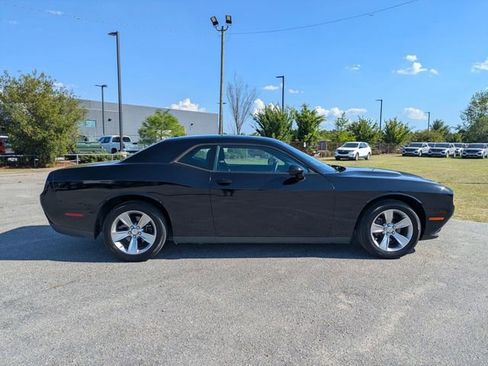 Used 2017 Dodge Challenger SXT RWD image 2