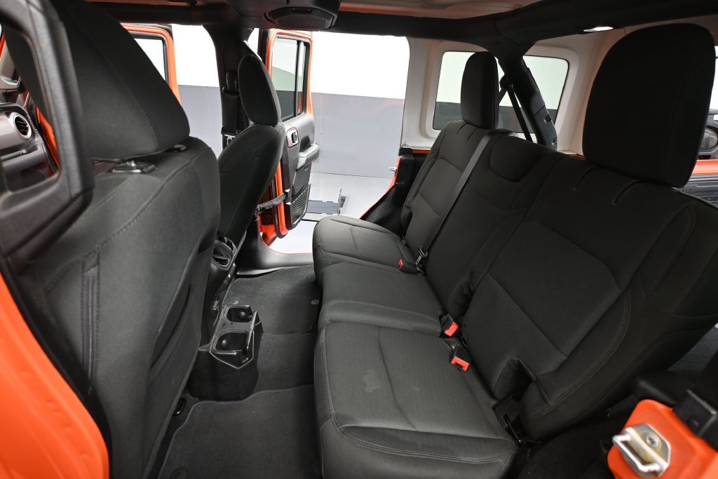 Used 2018 Jeep Wrangler Unlimited Sahara w/ Dual Top Group AWD/4WD image 29