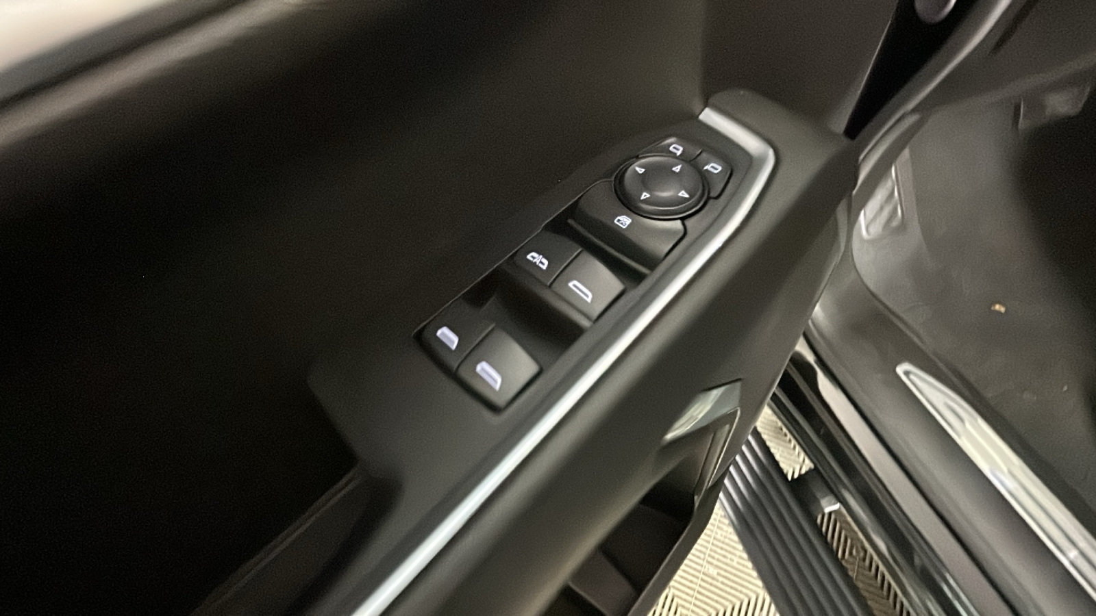 Used 2024 Chevrolet Silverado 1500 LT AWD/4WD image 12