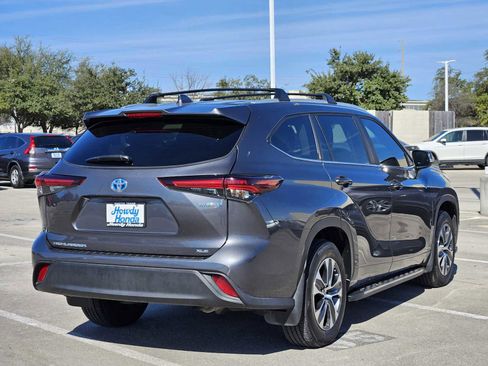 Used 2024 Toyota Highlander XLE image 6