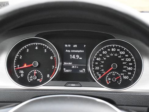 Used 2015 Volkswagen Golf S image 22