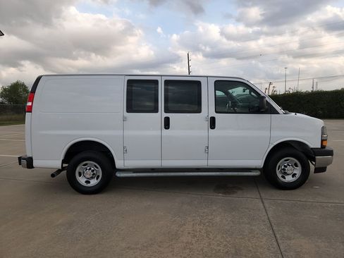 Used 2024 Chevrolet Express 2500 w/ Driver Convenience Package image 4