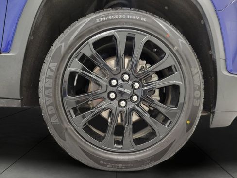 Used 2023 GMC Acadia SLT w/ Elevation Edition image 4