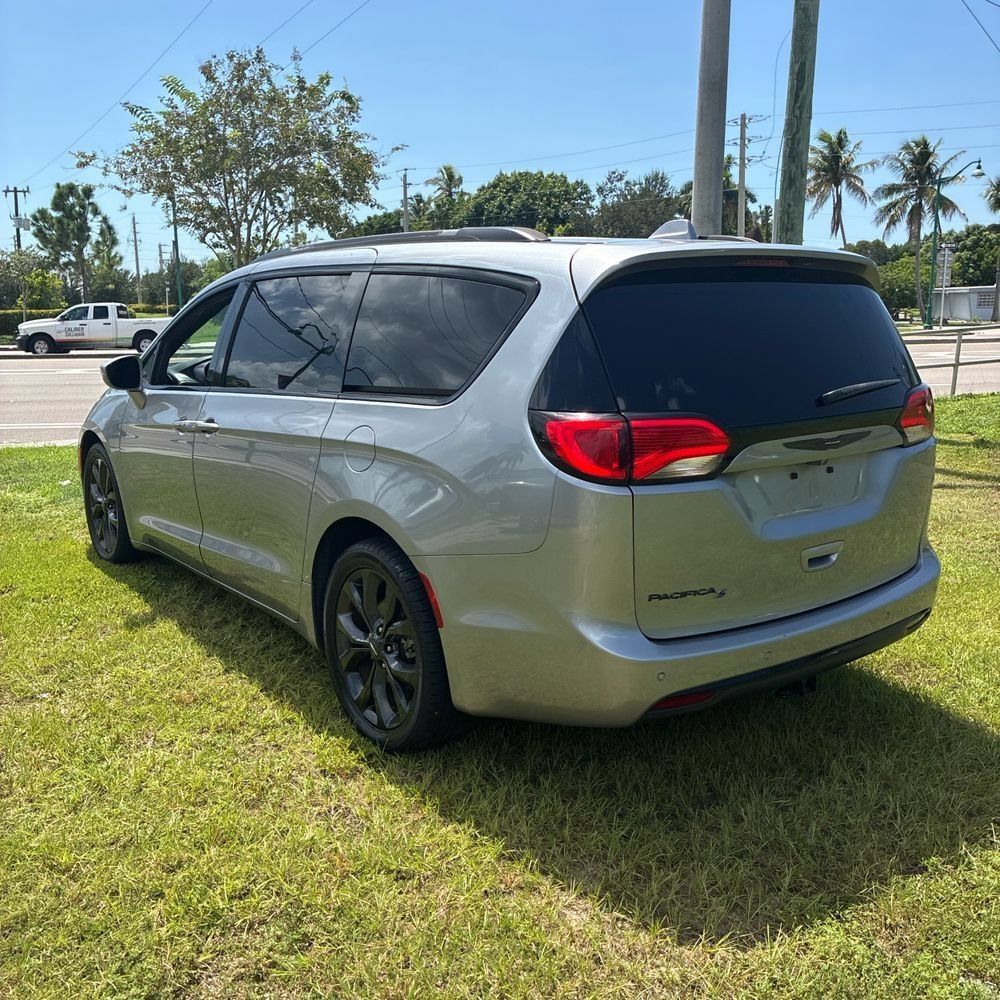 Used 2020 Chrysler Pacifica Touring-L Plus FWD image 4