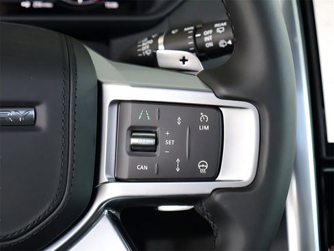 Used 2025 Land Rover Discovery Metropolitan Edition image 69