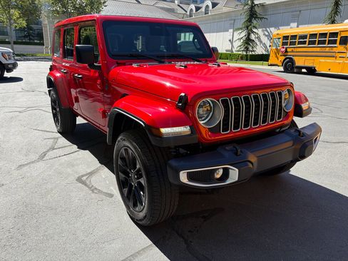 Used 2025 Jeep Wrangler Unlimited Sahara w/ Safety Group AWD/4WD image 5