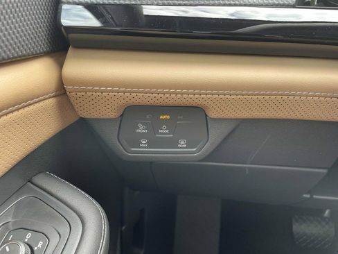 New 2026 Volkswagen Atlas Cross Sport SEL AWD/4WD image 32