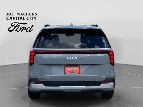 Used 2025 Kia Carnival EX FWD image 10