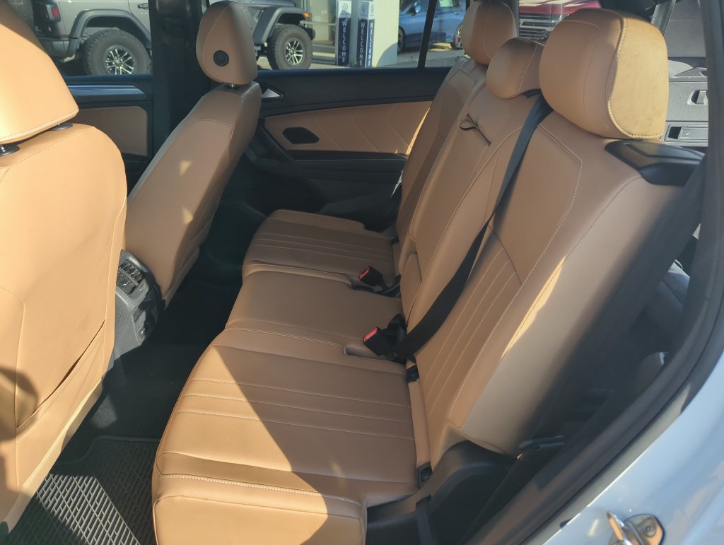 Certified 2024 Volkswagen Tiguan SE R-Line FWD image 30