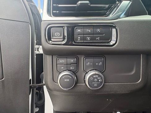 Used 2025 GMC Yukon Denali AWD/4WD image 17
