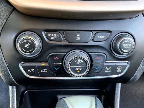 Used 2017 Jeep Cherokee Latitude w/ Comfort/Convenience Group FWD image 24