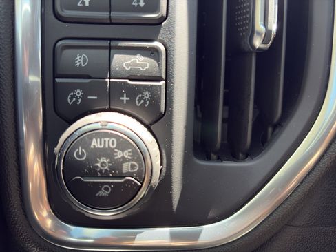 Used 2022 Chevrolet Silverado 1500 LTZ AWD/4WD image 27