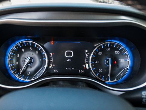 Used 2023 Chrysler Pacifica Touring-L FWD image 15