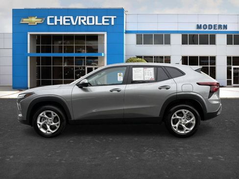 Used 2025 Chevrolet Trax LS w/ LS Convenience Package FWD image 2