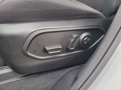 Used 2024 Jeep Grand Cherokee Laredo image 17