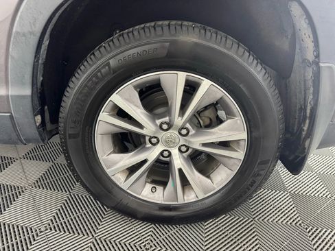 Used 2019 Toyota Highlander LE AWD/4WD image 42