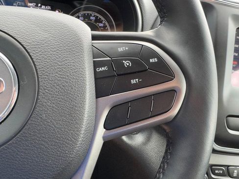 Used 2019 Jeep Cherokee Latitude Plus w/ Cold Weather Group AWD/4WD image 17