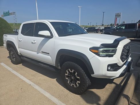 Used 2022 Toyota Tacoma TRD Off-Road w/ Technology Package RWD image 3