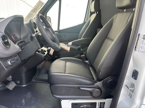 Used 2025 Mercedes-Benz Sprinter 2500 image 16