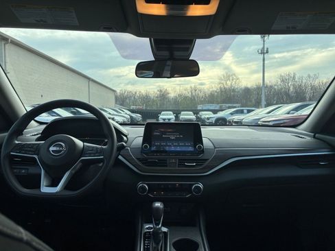 Used 2025 Nissan Altima 2.5 SV FWD image 33