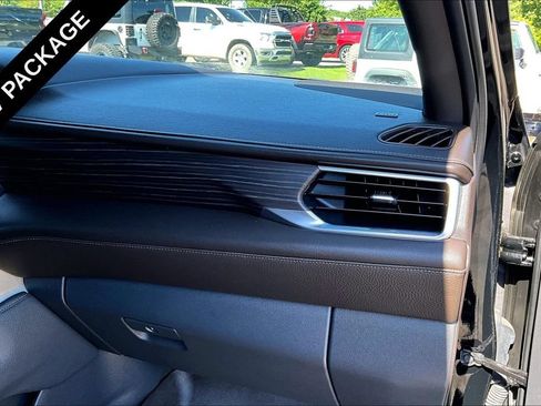 Used 2021 GMC Yukon Denali w/ Denali Premium Package AWD/4WD image 16