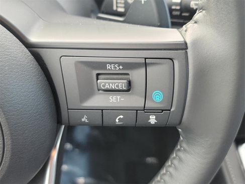 Used 2024 Nissan Pathfinder SV image 17