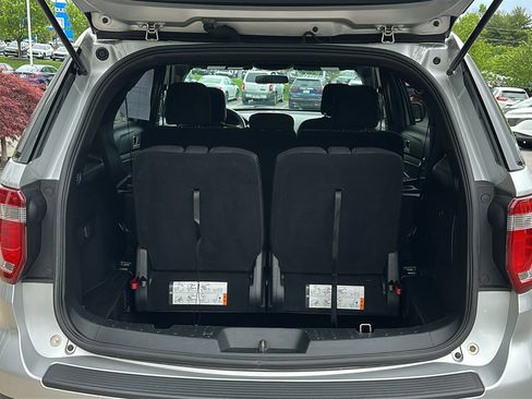 Used 2018 Ford Explorer XLT AWD/4WD image 7