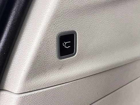 Used 2018 Chrysler Pacifica Touring-L FWD image 11