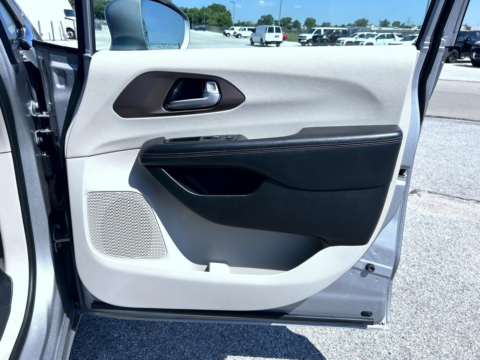 Used 2018 Chrysler Pacifica Touring-L Plus FWD image 16
