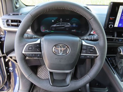 Used 2025 Toyota Sienna Platinum AWD/4WD image 21