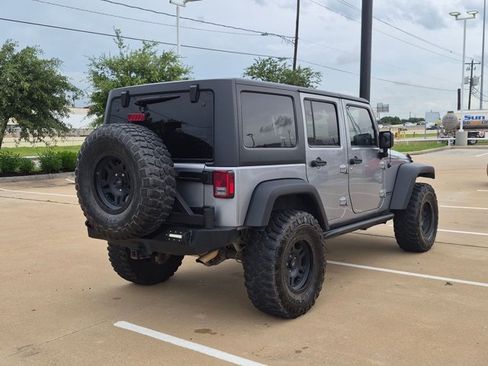 Used 2016 Jeep Wrangler Unlimited Rubicon w/ Connectivity Group AWD/4WD image 4