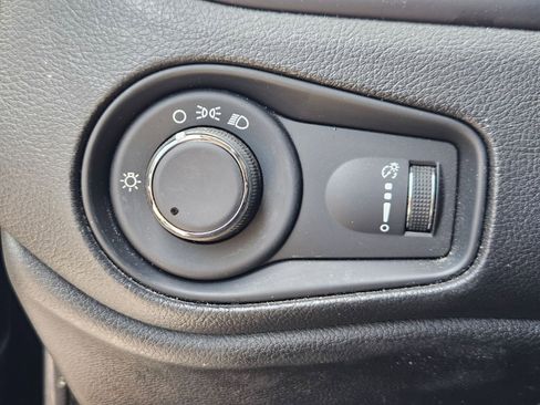 Used 2021 Jeep Renegade Sport FWD image 14