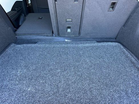 Used 2025 Volkswagen Taos SE w/ Panoramic Sunroof Package image 14