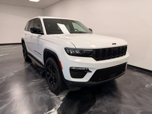 Used 2024 Jeep Grand Cherokee Limited w/ Luxury Tech Group II image 23